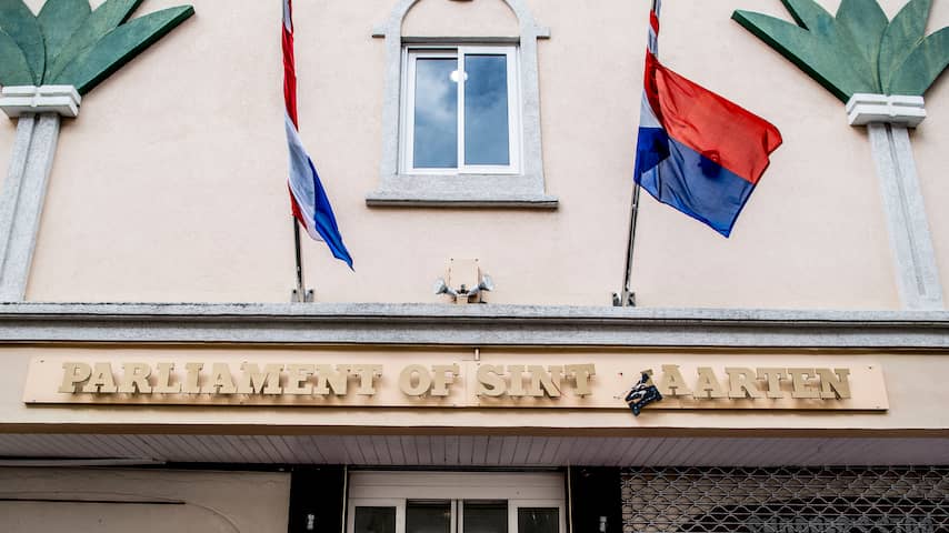 Politicus en zes andere verdachten in Sint Maarten voor rechter om fraude