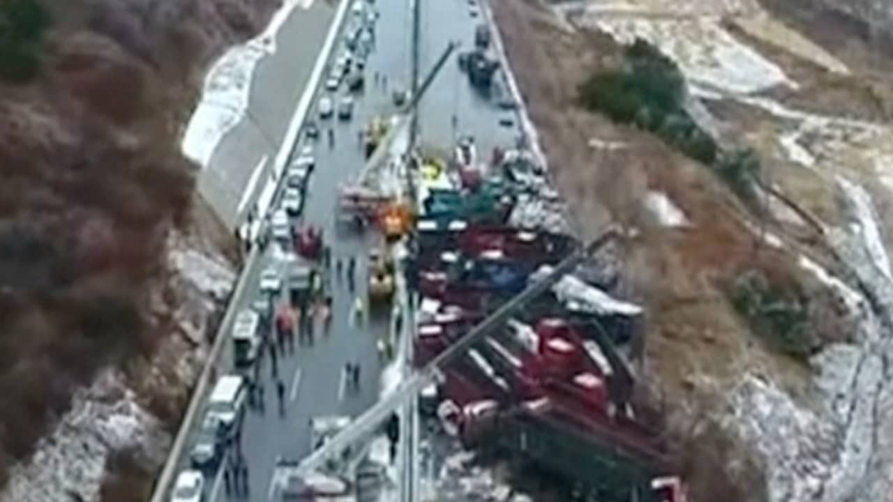 Zeventien doden bij kettingbotsing met 53 auto's in China