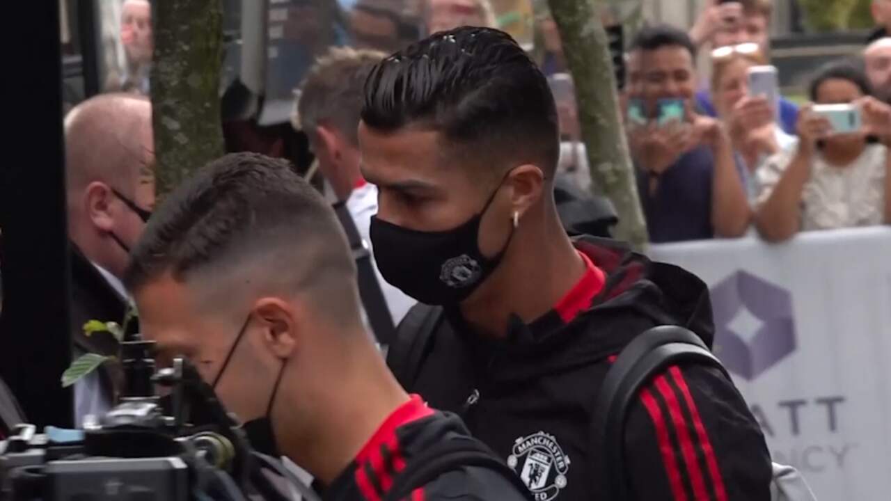 Beeld uit video: United-fans vangen bij spelershotel glimp op van Ronaldo