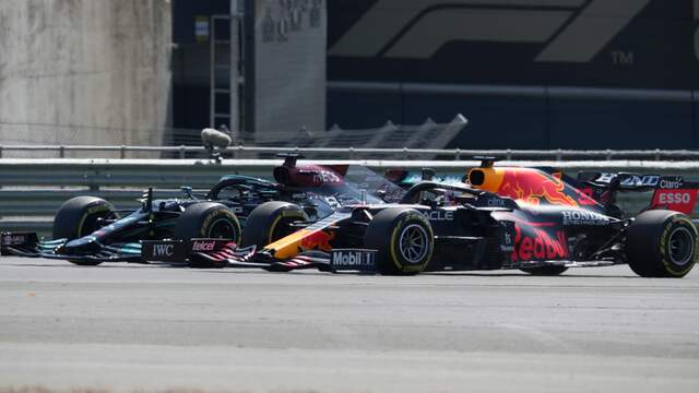Max Verstappen crashte stevig op Silverstone nadat Lewis Hamilton hem had aangetikt.