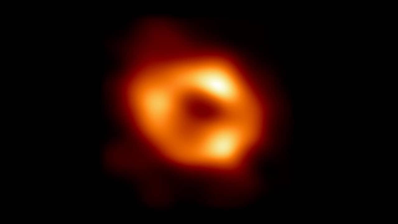 Beeld uit video: Astronomen tonen eerste foto van zwart gat in Melkweg