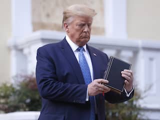 Verkiezingsupdate: Wat deed Trump daar nou eigenlijk met die bijbel?