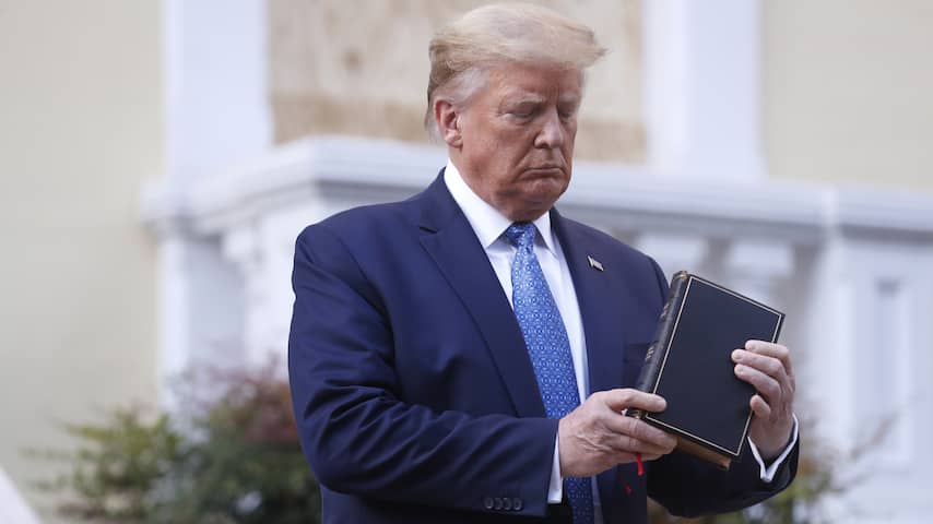 Verkiezingsupdate: Wat deed Trump daar nou eigenlijk met die bijbel?