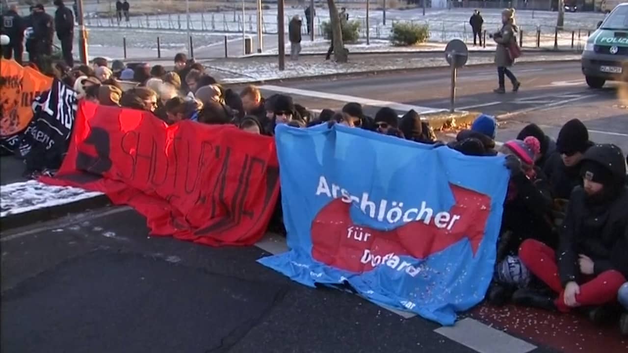 Beeld uit video: Congres Europese populistische partijen in Duitsland ontvangen met protest