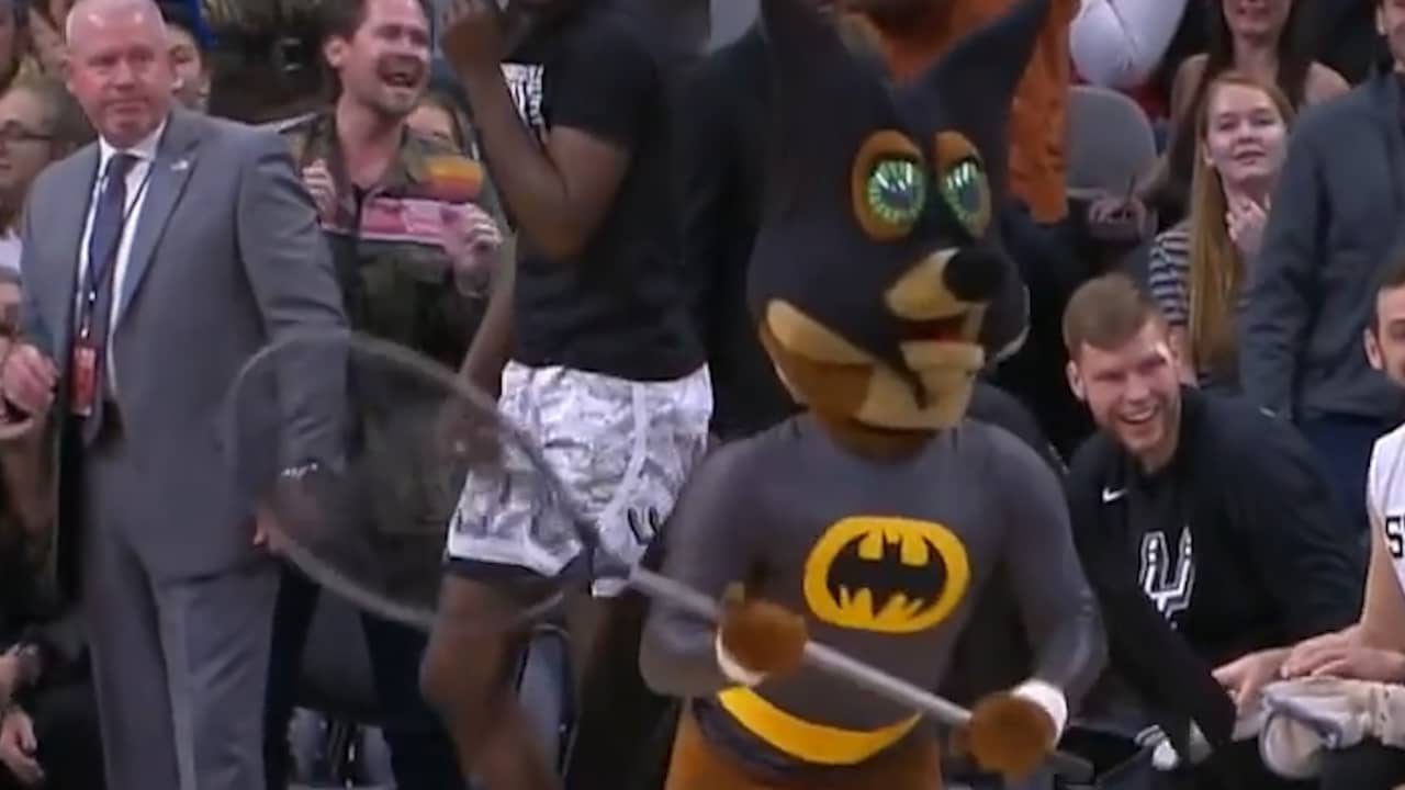 Beeld uit video: Mascotte vangt vleermuis tijdens NBA-partij