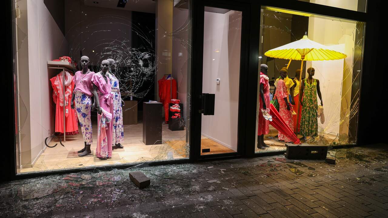 Onder meer de ruiten van deze kledingzaak moesten het ontgelden.