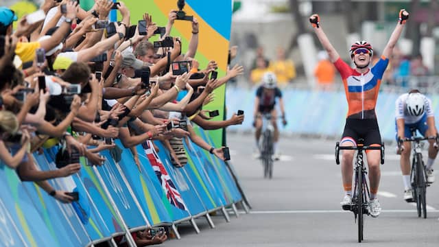 Anna van der Breggen juicht bij het winnen van olympisch goud in Rio de Janeiro.