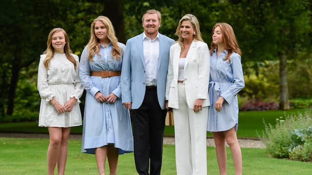 Koninklijke familie poseert voor pers tijdens zomerfotosessie
