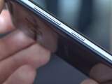 Aan de linkerkant zit een speciale knop om de Bixby-assistent op te roepen.