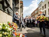 NOS-hoofdredacteur Marcel Gelauff legt een krans bij Nieuwspoort ter herdenking van diegenen die in de bezettingstijd het leven lieten voor de vrijheid van meningsuiting. 