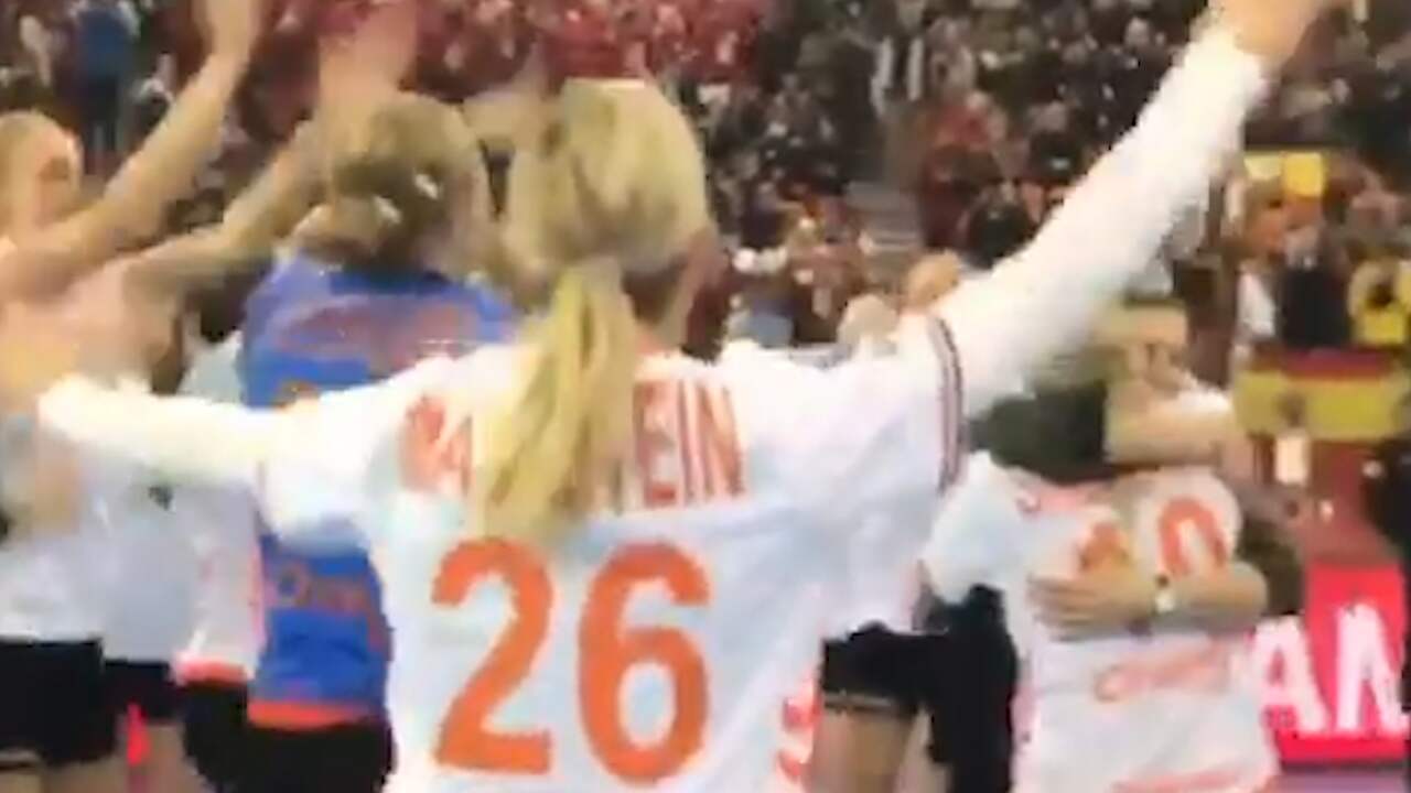 Handbalsters vieren uitbundig feest na WK-winst in Japan