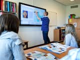 DEN HAAG - Een leraar geeft uitleg aan de klas op een digitaal schoolbord. Het schoolbord 2.0 is een nieuwe generatie digitale schoolborden, waarmee leraren makkelijker kunnen schakelen tussen de verschillende niveaus van de leerlingen. ANP XTRA LEX VAN LIESHOUT
