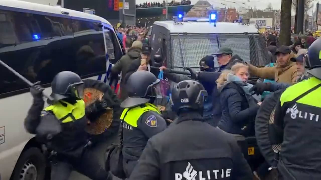 Beeld uit video: ME treedt op tegen betogers verboden coronademonstratie in Amsterdam
