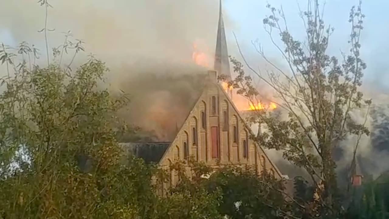 Beeld uit video: Vlammen slaan uit kerk in Amstelveen