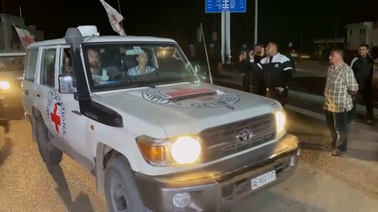 Beeld uit video: Rode Kruis rijdt gijzelaars door grensovergang in Rafah