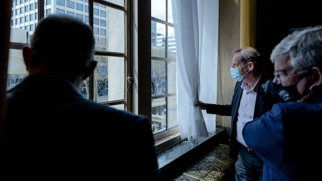 Aboutaleb en Van Zanen lieten Prudhomme na afloop nog even het uitzicht over de Coolsingel zien.
