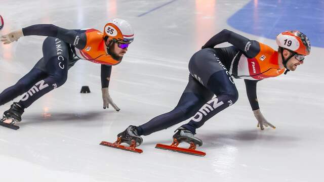 Sjinkie Knegt (in tweede positie) in actie op de 1.500 meter. Op de achtergrond de blauwe lijn op het rechte stuk.