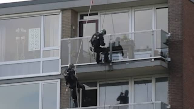 Abseilend arrestatieteam gaat woning verwarde man in Zwolle binnen