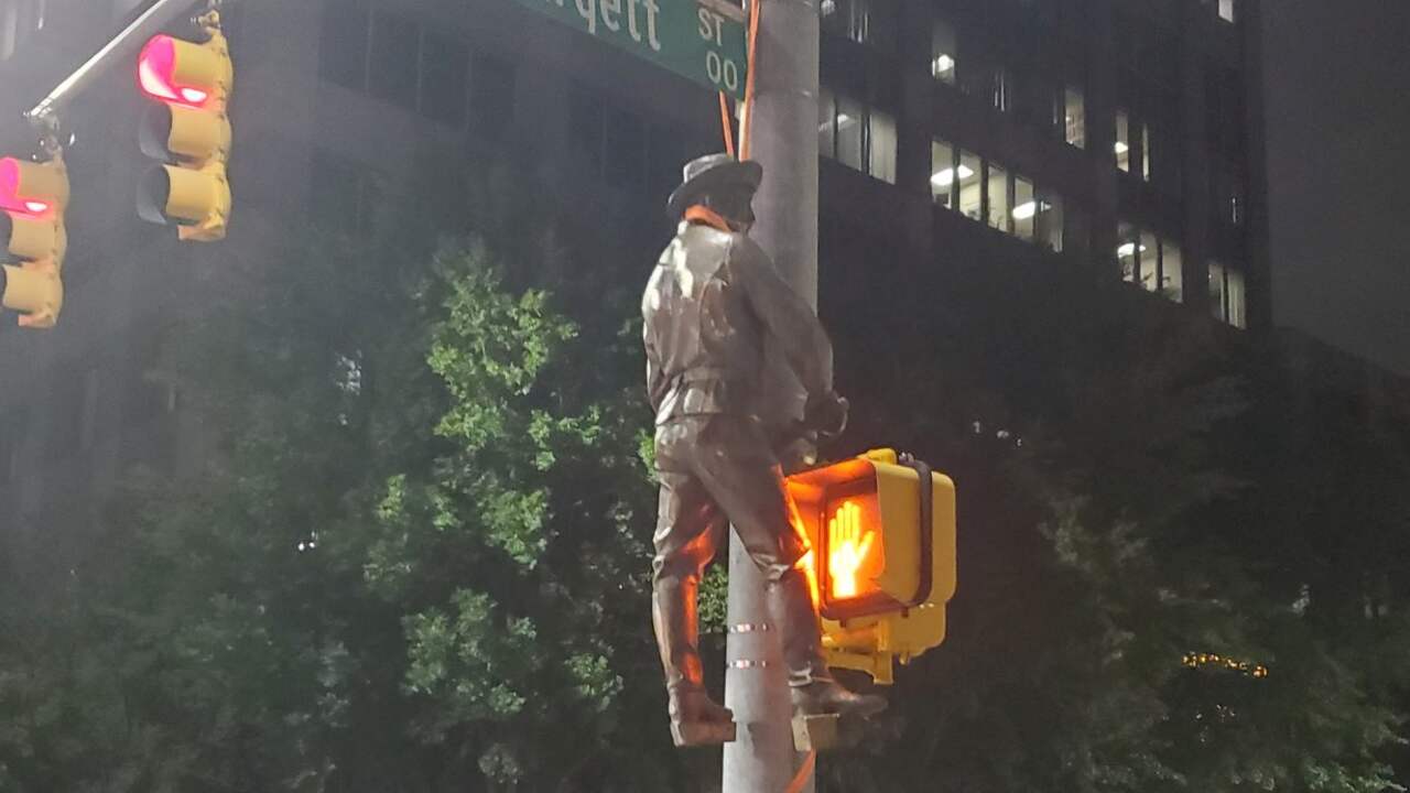Beeld uit video: Demonstranten hangen standbeeld aan stoplicht in VS