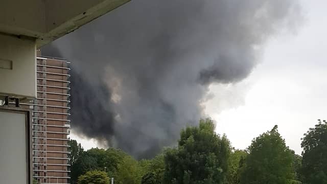 Donkere rookwolken bij garagebrand in Rotterdam
