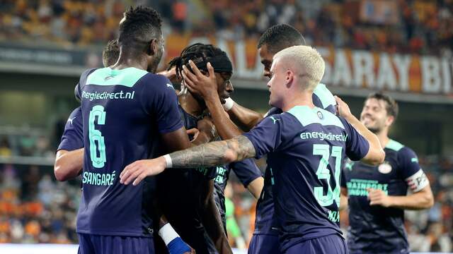 Noni Madueke wordt geknuffeld nadat hij PSV op voorsprong heeft gezet.