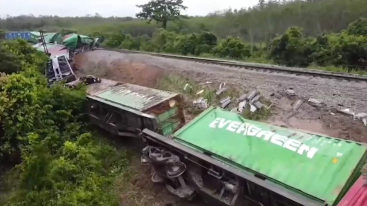 Beeld uit video: Thaise goederentrein ontspoord bij bomaanslag