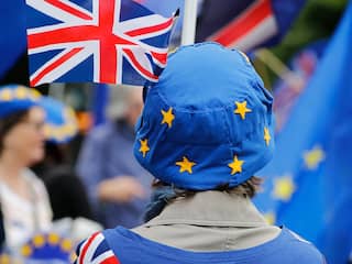 Britse regering ontkomt aan Brexit-nederlaag