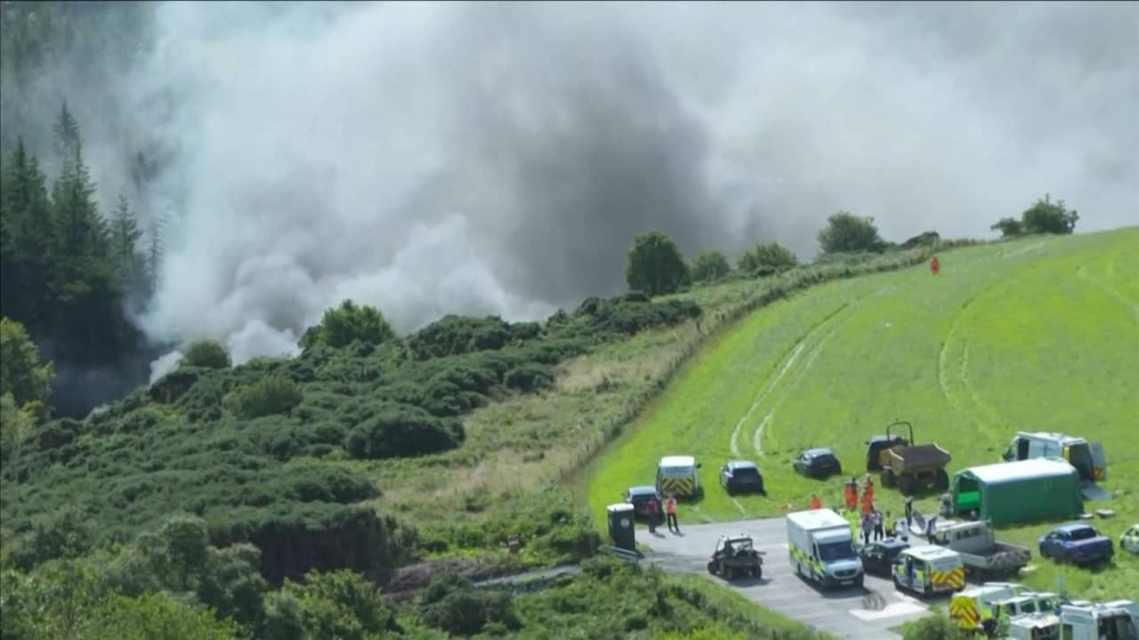 Beeld uit video: Passagierstrein in Schotland ontspoord, rookpluim van ver te zien