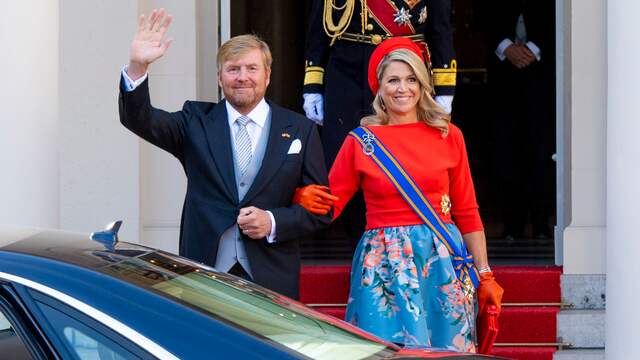 Koningin Máxima draagt dit jaar een zogeheten turban, schrijft Modekoninginmaxima.nl. De japon is van modehuis Natan.