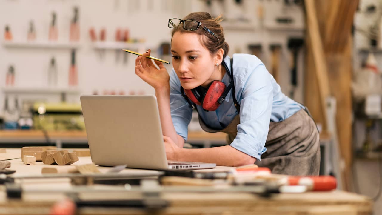 Gender Disparity in Dutch Two-Income Households: Men Earn More than Half of Joint Income, Statistics Show