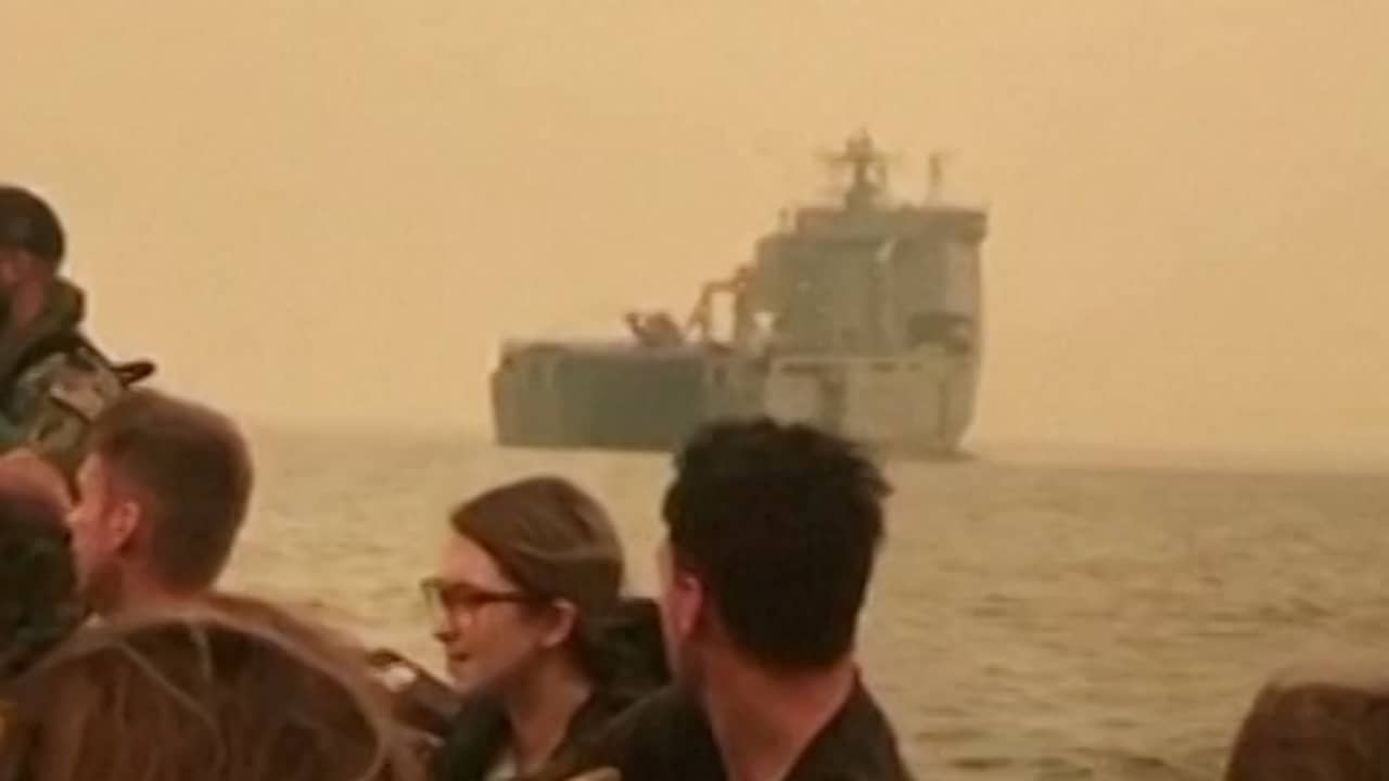 Beeld uit video: Australiërs met marineschip uit door bosbranden omringd dorp gered