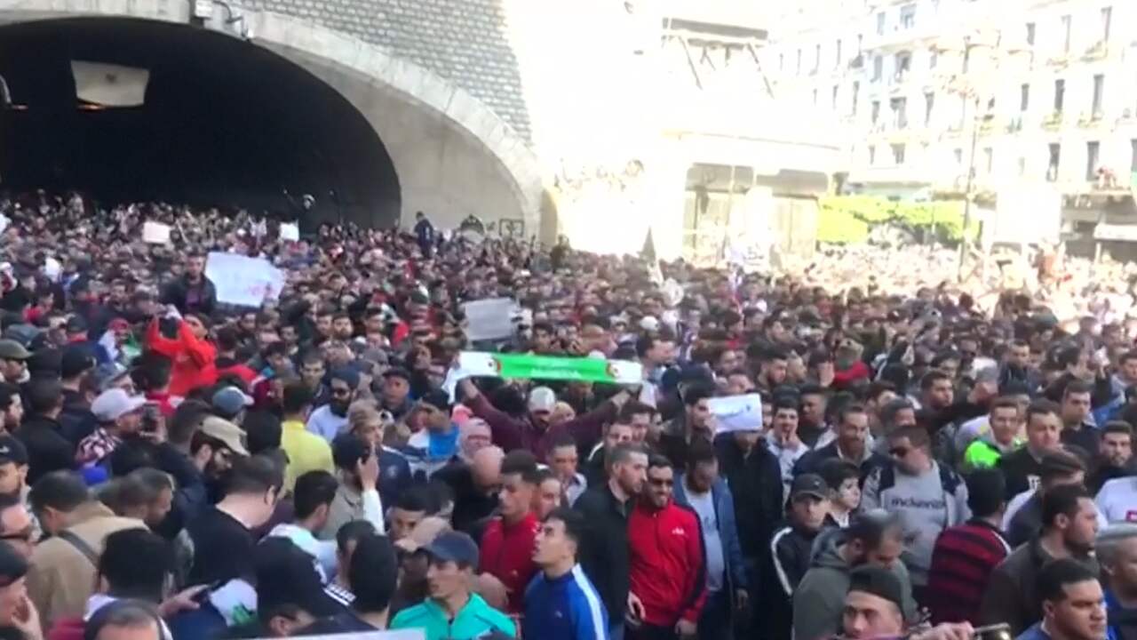 Beeld uit video: Tienduizenden Algerijnen protesteren tegen president Bouteflika