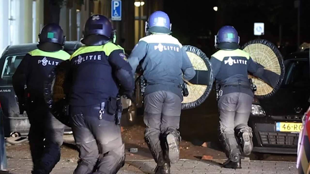 Beeld uit video: ME voert charges uit tegen grote groep jongeren in Den Haag