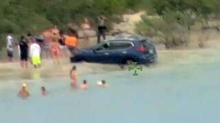 Helikopter filmt auto op Amerikaans strand na roekeloze actie