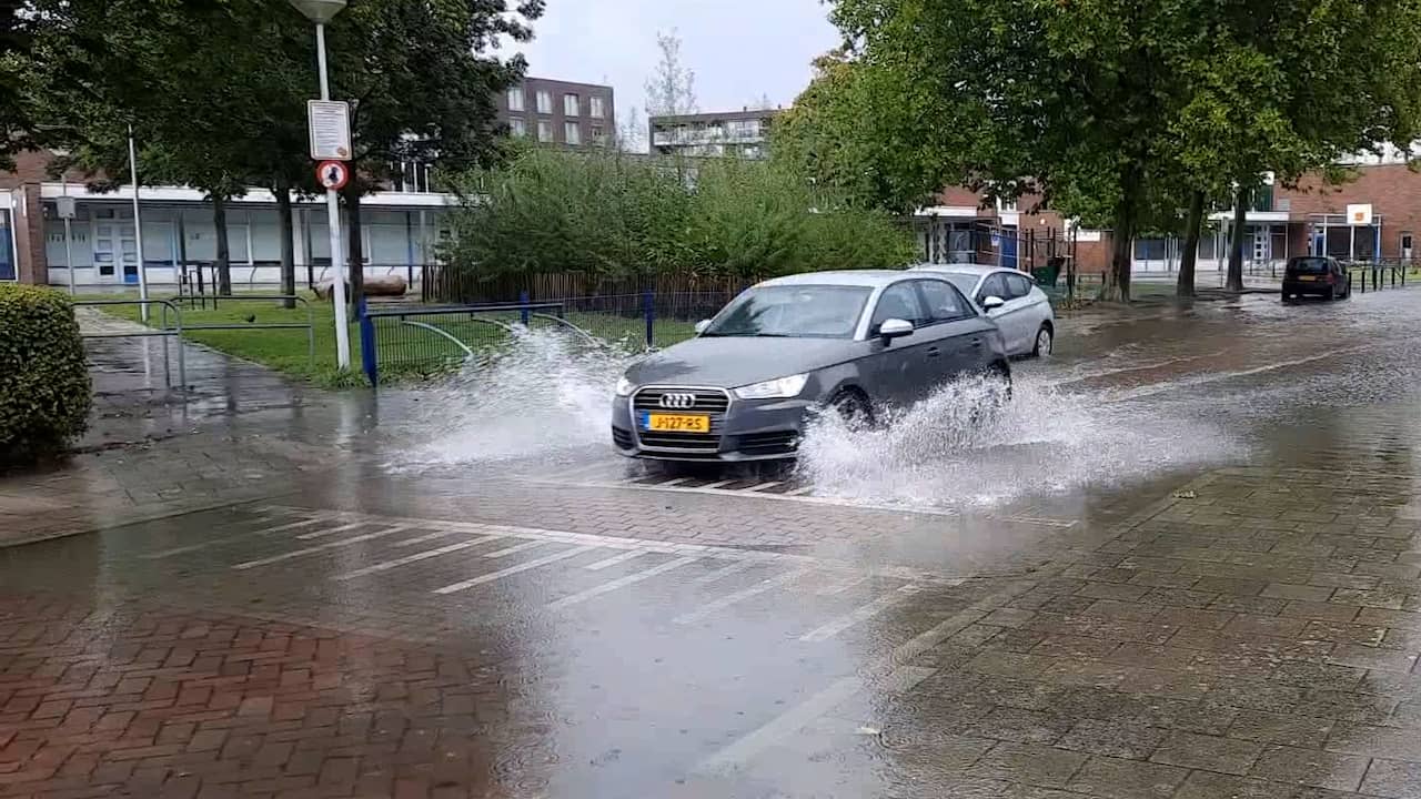 Beeld uit video: Straten in Middelburg staan blank door zware regenval