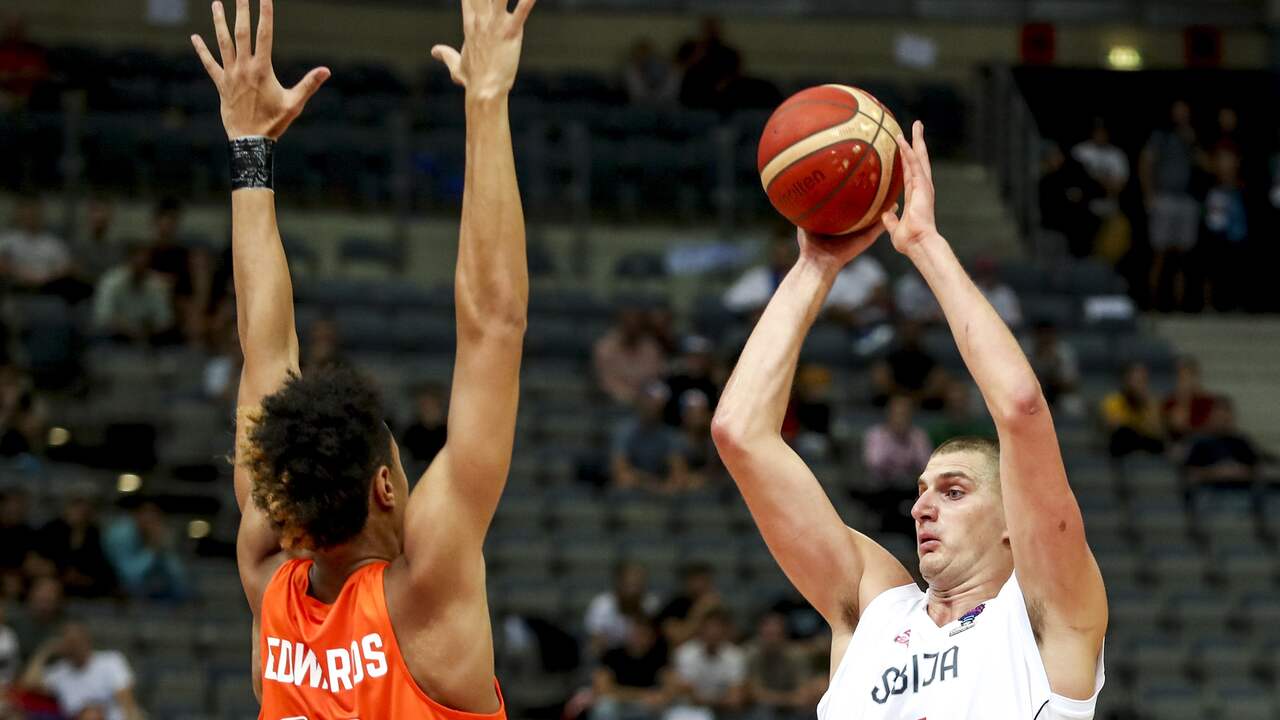 Giocatori di basket arancioni nella prima partita del Campionato Europeo dal 2015 contro la Serbia |  ADESSO