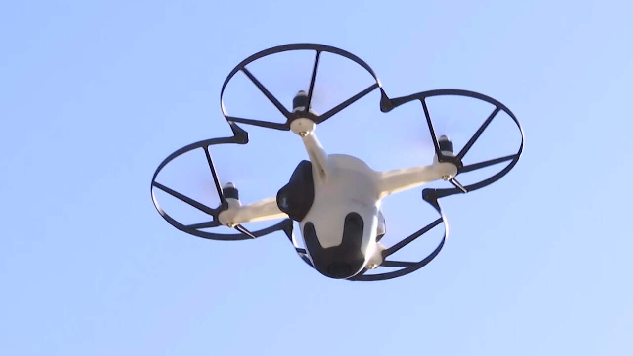 Beveiligingsdrone tegen inbraak patrouilleert rondom huis