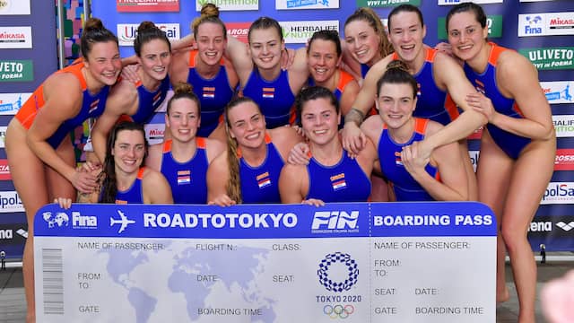 De waterpolosters met het 'ticket' voor Tokio.