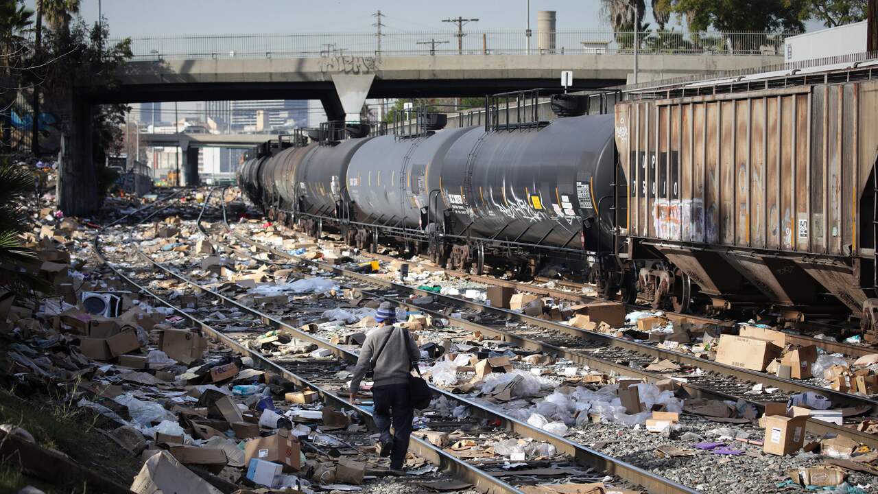 Beeld uit video: Treinspoor in Los Angeles ligt vol met door dieven geplunderde post