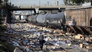 Treinspoor in Los Angeles ligt vol met door dieven geplunderde post