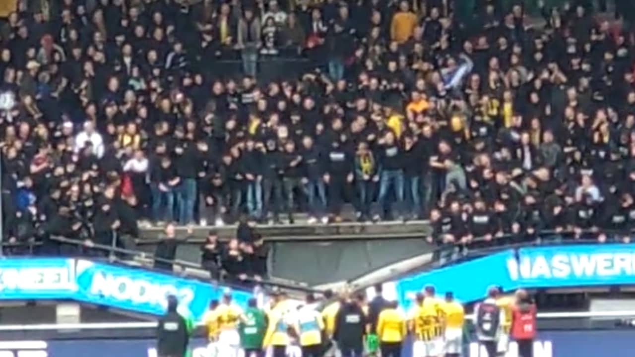 Beeld uit video: Beelden tonen fans op tribune na instorten uitvak Goffertstadion