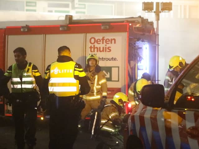 De brandweer Haaglanden heeft zijn handen vol aan een enorme brand op een industrieterrein bij Zoetermeer
