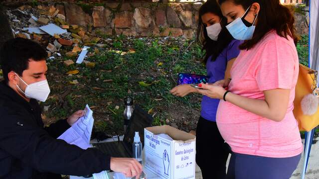 Een zwangere vrouw in Paraguay komt voor haar coronaprik.