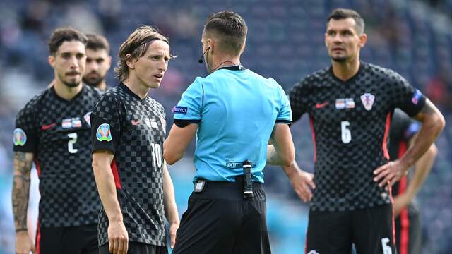 Luka Modric protesteert tegen een beslissing van scheidsrechter Carlos del Cerro Grande.