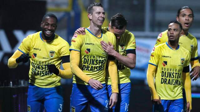 Koploper Cambuur wint door Mühren, Dijkhuizen verspeelt ...