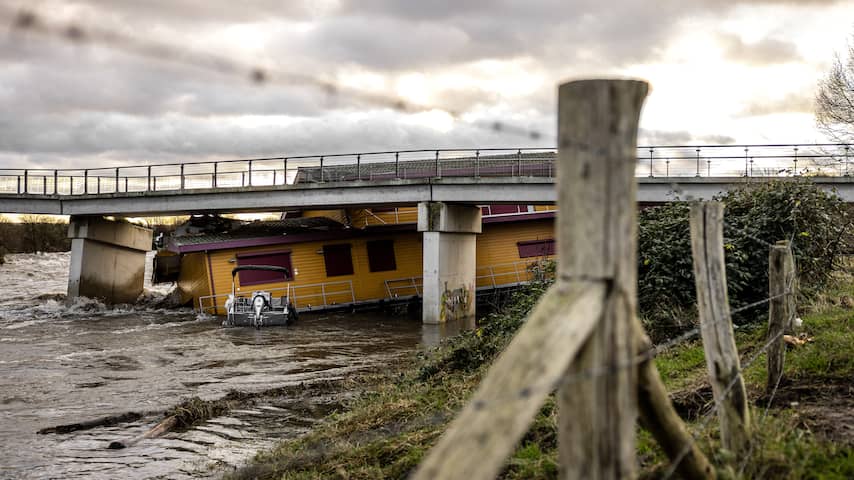 Losgeraakte woonboot weggehaald die in januari tegen brug in Maastricht botste