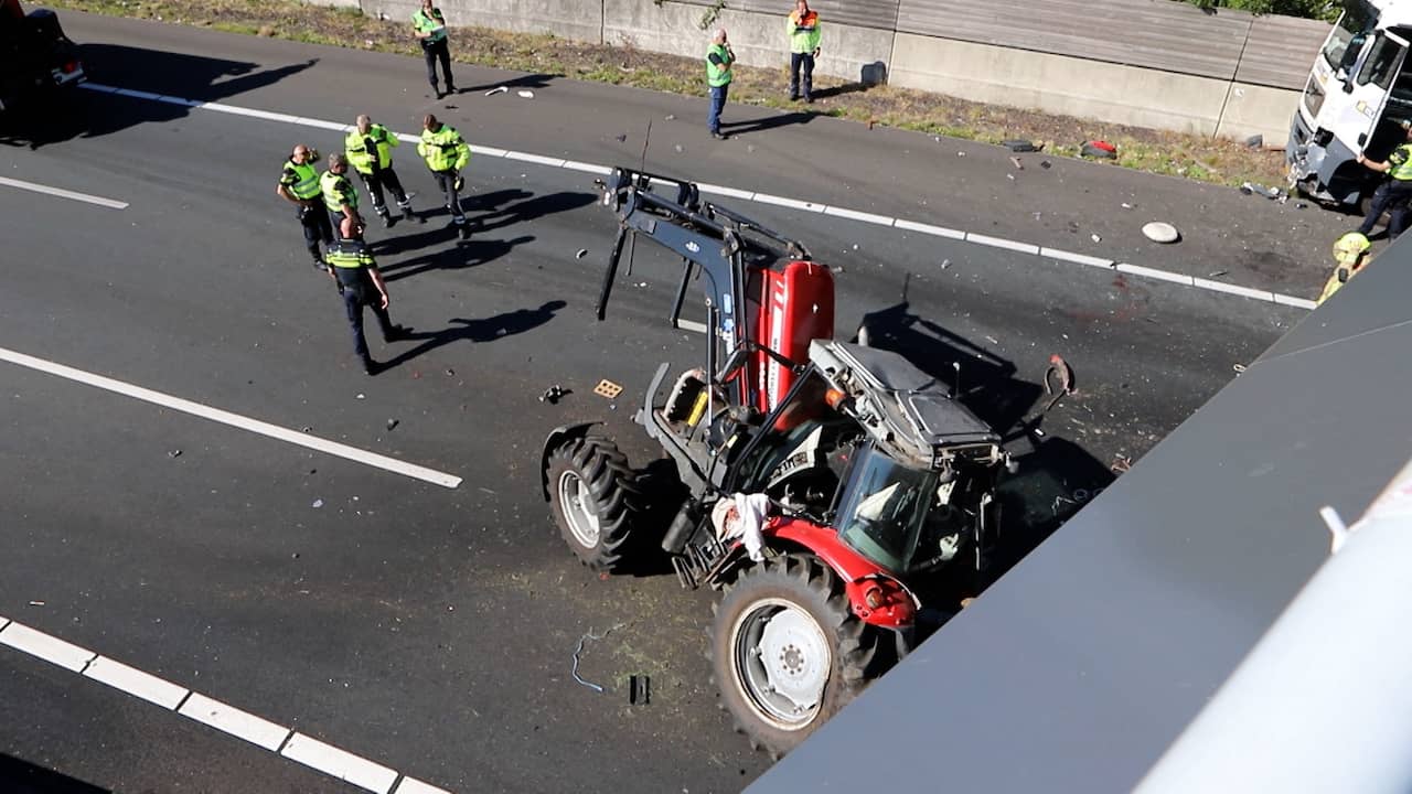 Beeld uit video: Meerdere gewonden bij ongeval tussen tractor en vrachtwagen op A12