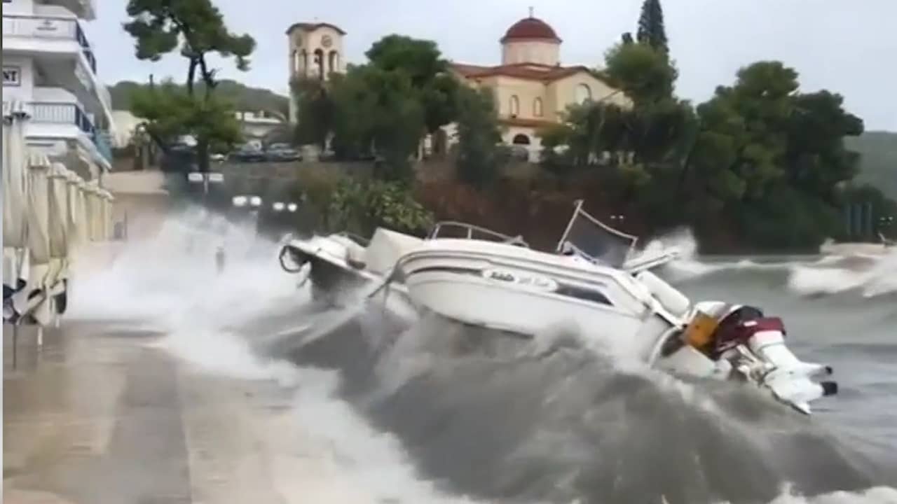 Beeld uit video: Boten kletteren tegen kade door storm Griekenland