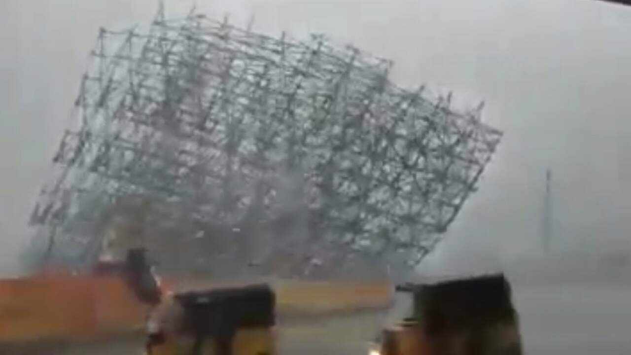 Beeld uit video: 20 meter hoog bouwwerk valt om door hevige wind in India