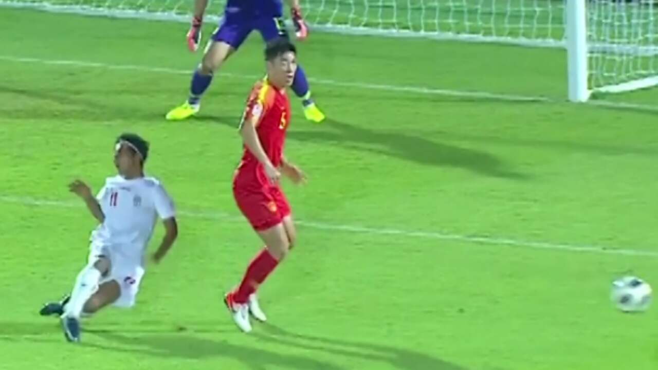 Scheidsrechter trapt in theatrale schwalbe bij Iran-China onder 23